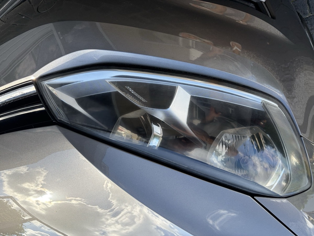 Volkswagen Golf 7 rechter koplamp na herstel: helder en glanzend