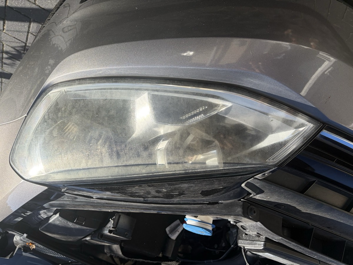 Volkswagen Golf 7 linker koplamp voor herstel: troebel en vervuild