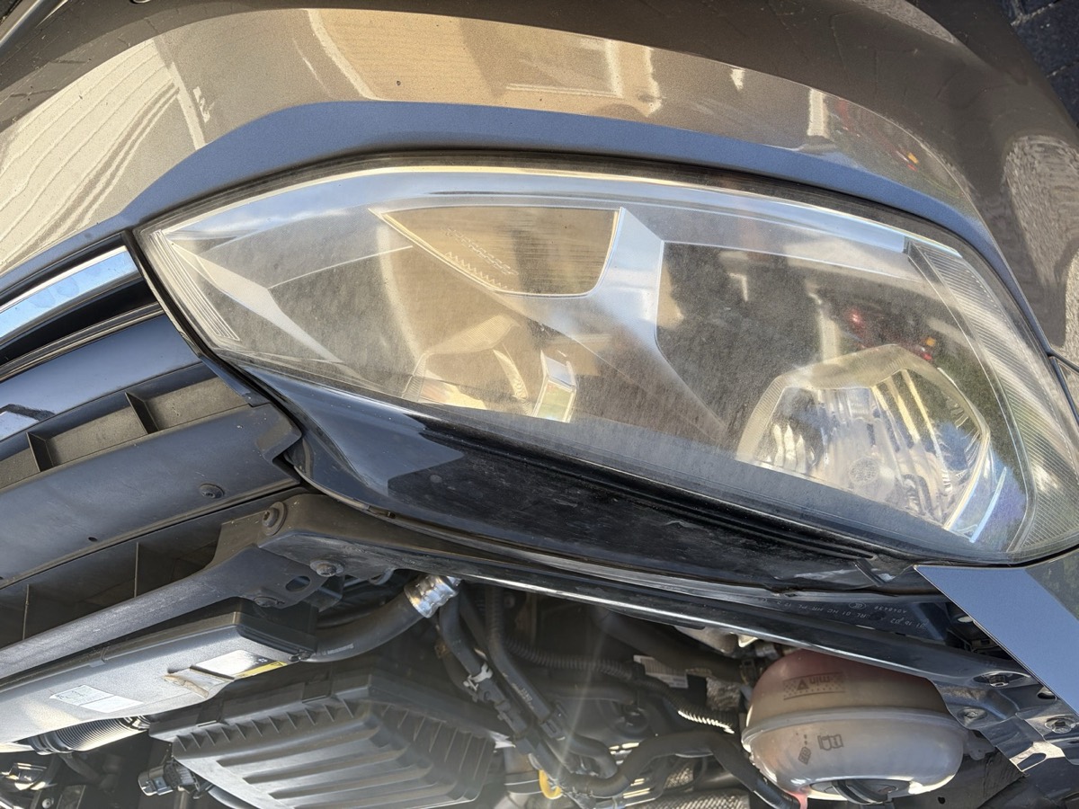 Volkswagen Golf 7 rechter koplamp voor herstel: mat en geoxideerd