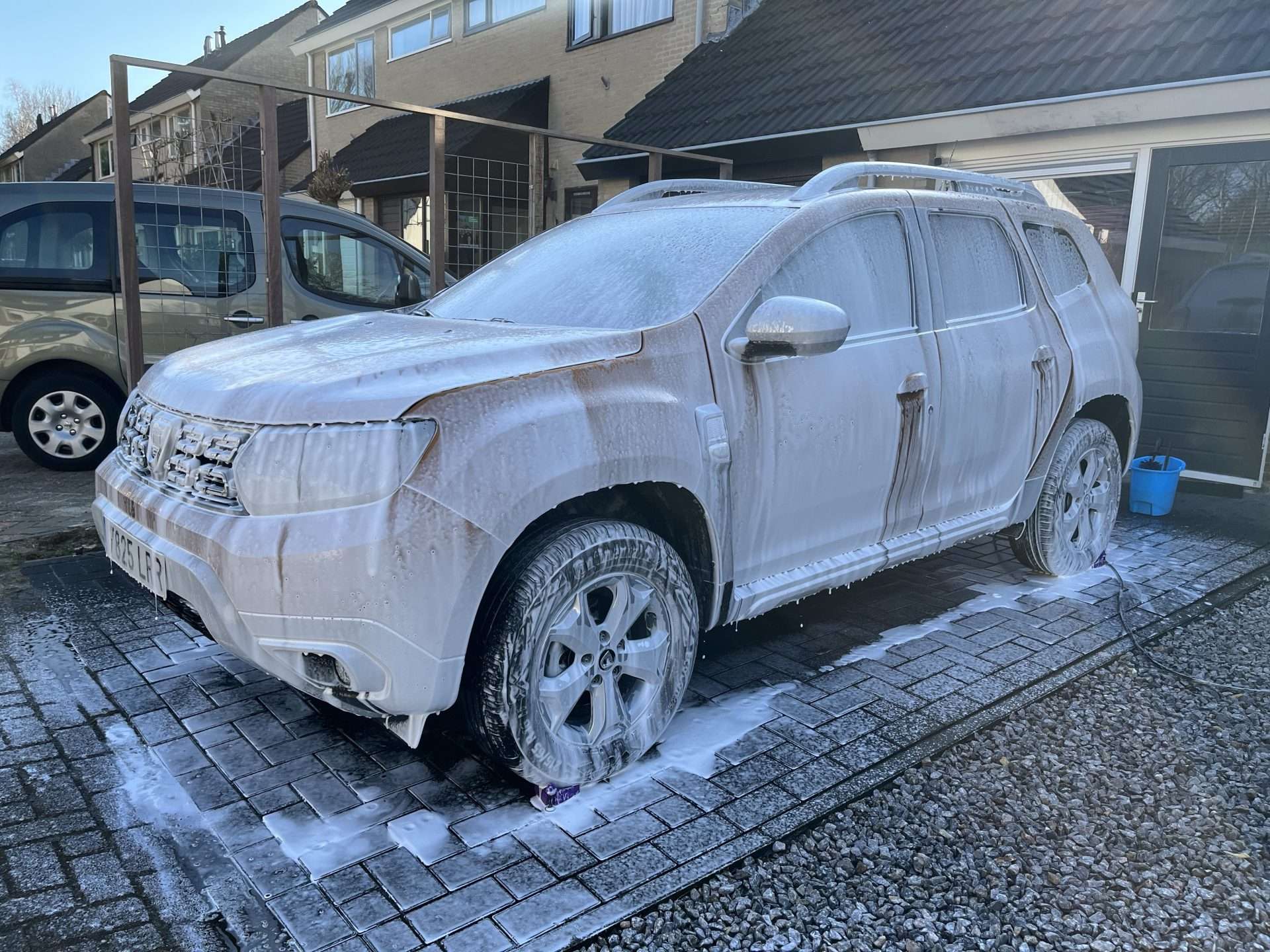 Dacia Duster snow foam